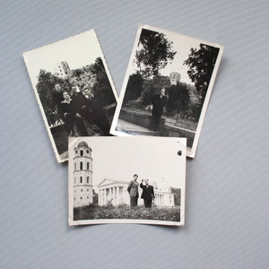 Puede incluir: Cuatro fotografías en blanco y negro de hombres con traje de pie frente a un edificio con una torre. Las fotografías están dispuestas en forma de cuadrado.