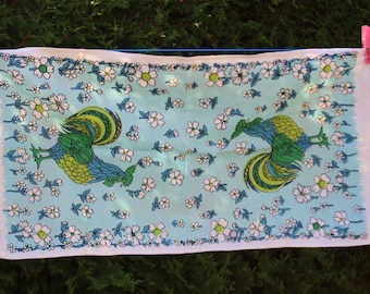 Kökshandduk i linne med tuppmotiv: Blå blomdekor