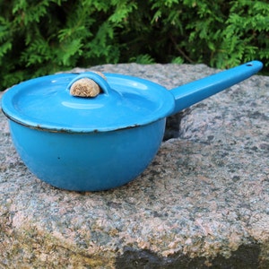 Olla vintage esmaltada en azul con asa y tapa, olla vintage azul, olla esmaltada en azul, utensilio de cocina vintage