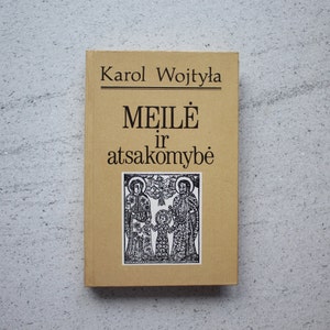 Peut inclure: Un livre beige avec le titre "MEILĖ ir atsakomybė" de Karol Wojtyla. La couverture présente une illustration en noir et blanc d'une famille.