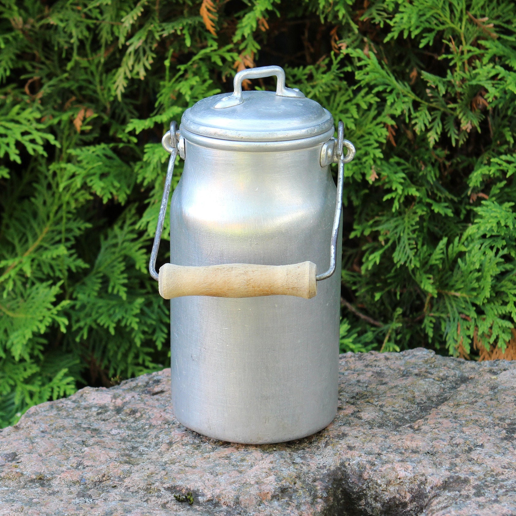 ヴィンテージアルミ製蓋付きミルク缶：素朴な農家風インテリア - Etsy 日本