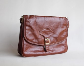 Vintage Brown Leather Shoulder Bag: 3-Compartment Handbag