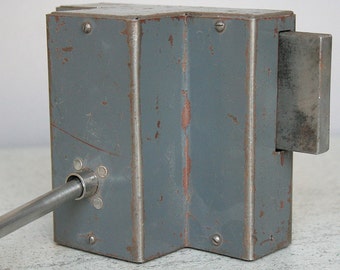 Vintage metalen deurslot met sleutel: handgemaakt industrieel garageslot