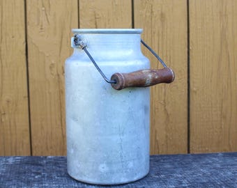 Vintage mjölkburk i aluminium: Rustik lantlig inredning, trähandtag