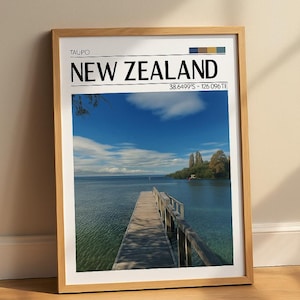 Lake Taupo Neuseeland Poster – Minimalistische Dock Landschaftskunst | Reise Fotografie Poster | Serene Natur Dekor