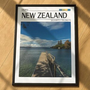 Impresión del lago Taupo, Nueva Zelanda: arte mural minimalista con paisaje de muelles / Póster fotográfico de viajes / Decoración de naturaleza serena