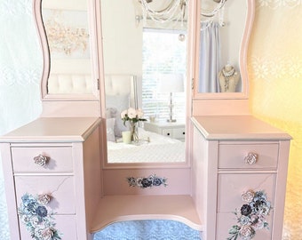 SOLD*****please do dot purchase  Vanity/Vintage Vanity/Pink Vanity/Makeup Vanity/Makeup Table/Painted Vanity/Unique Vanity
