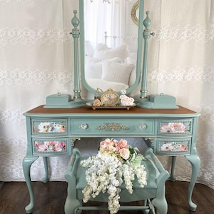 Vintage vanity/Painted vanity/Make up Vanity/Refinished Vanity/dressing Table/bedroom furniture/unique vanity