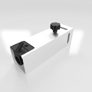 Könnte beinhalten: Eine weiße Metallhalterung mit einem schwarzen Knopf und einer schwarzen Plastikdüse. Auf der Halterung ist der Schriftzug "Designs4" aufgedruckt.