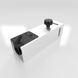 Könnte beinhalten: Eine weiße Metallhalterung mit einem schwarzen Knopf und einer schwarzen Plastikdüse. Die Halterung trägt den Text "RAW-Designs".