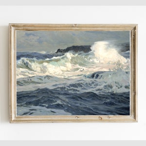 Puede incluir: Una pintura enmarcada de un paisaje marítimo tormentoso con olas rompiendo y una costa rocosa. La pintura está realizada en tonos azules, blancos y grises.