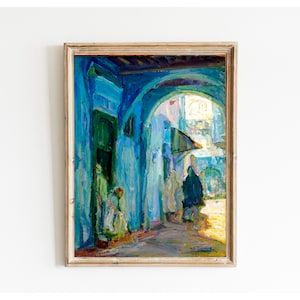 Op de afbeelding: Een schilderij van een smalle, blauw getinte steeg in een stad. De steeg is omzoomd met gebouwen en heeft een gewelfde opening aan het einde. Er lopen figuren in de steeg, en het licht komt van de opening aan het einde van de steeg.