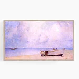 Könnte beinhalten: Ein Aquarellbild eines weißen Bootes an einem Sandstrand mit einem hellblauen Meer und einem bewölkten Himmel. Das Boot ist leer und in der Ferne sind zwei weitere Boote zu sehen.