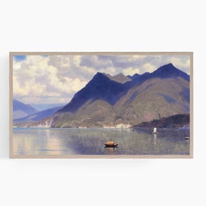 Könnte beinhalten: Ein Gemälde, das einen ruhigen See mit Bergen im Hintergrund zeigt. Die Oberfläche des Sees ist glatt und reflektierend, mit ein paar Booten darauf. Die Berge sind bewaldet und haben eine bläulich-graue Farbe. Der Himmel ist hellblau mit weißen Wolken.