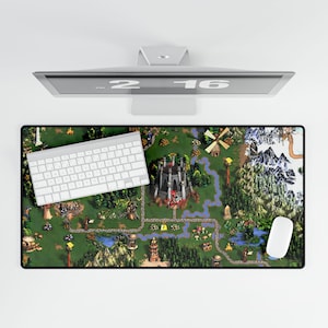 Può includere: Tappetino per scrivania rettangolare con un design dettagliato della mappa, tra cui un castello, montagne e varie strutture. Una tastiera e un mouse bianchi sono posizionati sul tappetino. Il tappetino è sotto un monitor del computer.