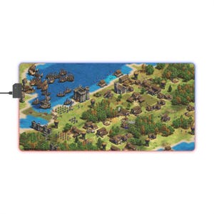 Puede incluir: Alfombrilla de ratón rectangular para juegos con un mapa detallado de una ciudad medieval con barcos en el agua. La alfombrilla tiene un borde colorido con un conector USB adjunto. El diseño incluye edificios, árboles y un río.
