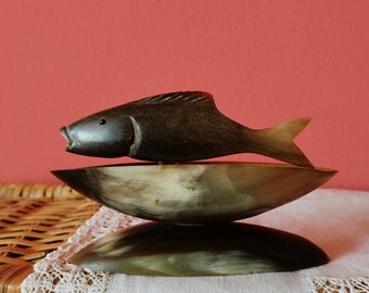 plat de bijoux en corne de buffle naturel sculpté à la main vintage, bol décoratif avec poisson, porte-bague, souvenir de poisson vintage en corne, cadeau