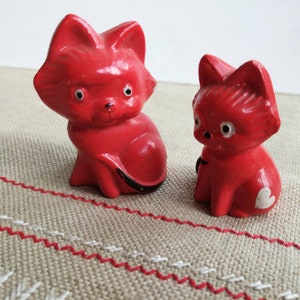 Vintage Red Ceramic Cat Figurines - 1970s Retro Set