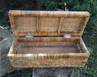 Vintage Wicker Picnic Basket, Suitcase Style, Toggle Closure, MCM