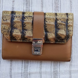 Cartera de embrague con solapa de cuero marrón en relieve de cocodrilo Neri Karra vintage para mujer