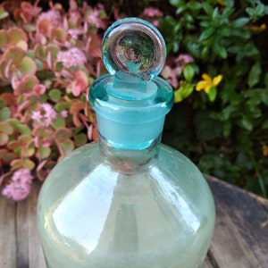 Vecchia bottiglia farmaceutica e farmacista, bottiglia medica di vetro vintage, bottiglia della farmacia con tappo, vetreria della medicina antica