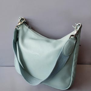 vintage Longchamp Sac à bandoulière en cuir bleu clair avec logo sur le devant, Longchamp Made in France, sac de créateur
