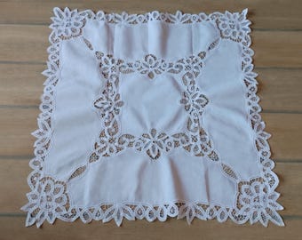 Mantel vintage de algodón blanco con ribete de encaje hecho a mano (90 cm)