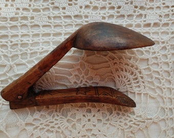 Cuillère pliante antique en bois sculpté à la main : décoration d'art populaire rustique