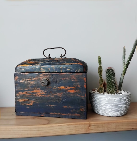 Vintage Holzkiste mit Schloss, handgefertigte Distressed Andenkentruhe, Bauernhausdekor