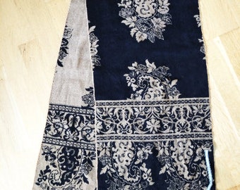 Vintage CECCHI E CECCHI Wool Scarf: Italian Luxury Fringed Shawl
