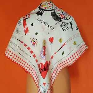 Könnte beinhalten: Ein weißer Seidenschal mit rotem und weißem Karomuster. Der Schal zeigt eine bunte Illustration einer Frau in einem traditionellen deutschen Dirndlkleid, einem herzförmigen Ballon und dem Text "I ♥ München!" in schwarzer Schrift.