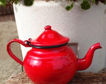 Teiera vintage in smalto rosso: arredamento rustico bulgaro degli anni '70