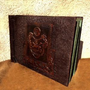 Vintage grande album in pelle di famiglia, vecchio organizzatore di immagini, libro di memoria di archiviazione, album in rilievo, oggetto da collezione