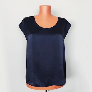 Samsøe Samsøe elegante marineblauwe zijden blouse met knoopdetail op de achterkant