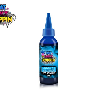 K&ouml;nnte beinhalten: Eine blaue Flasche mit cyanfarbener &Ouml;ko-L&ouml;semittel-Tinte mit dem Markennamen "Dat Inkz Poppin" auf dem Etikett.