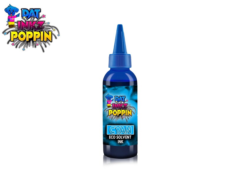 K&ouml;nnte beinhalten: Eine blaue Flasche mit cyanfarbener &Ouml;ko-L&ouml;semittel-Tinte mit dem Markennamen "Dat Inkz Poppin" auf dem Etikett.