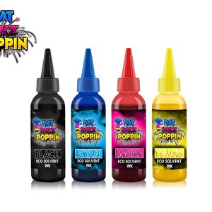 K&ouml;nnte beinhalten: Vier Flaschen &Ouml;ko-Solvent-Tinte in Schwarz, Cyan, Magenta und Gelb. Jede Flasche hat ein Etikett mit dem Text "PAT INKZ POPPIN" und der Farbe der Tinte.