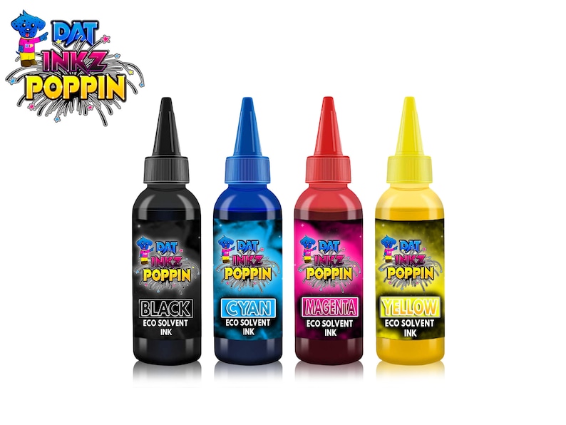K&ouml;nnte beinhalten: Vier Flaschen &Ouml;ko-Solvent-Tinte in Schwarz, Cyan, Magenta und Gelb. Jede Flasche hat ein Etikett mit dem Text "PAT INKZ POPPIN" und der Farbe der Tinte.