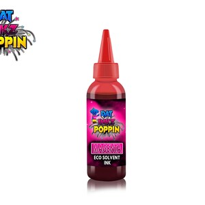 K&ouml;nnte beinhalten: Eine Flasche magentafarbene &Ouml;ko-Solvent-Tinte. Die Flasche ist rot und hat ein Etikett mit dem Text "Dat Inkz Poppin" und "Magenta Eco Solvent Ink".