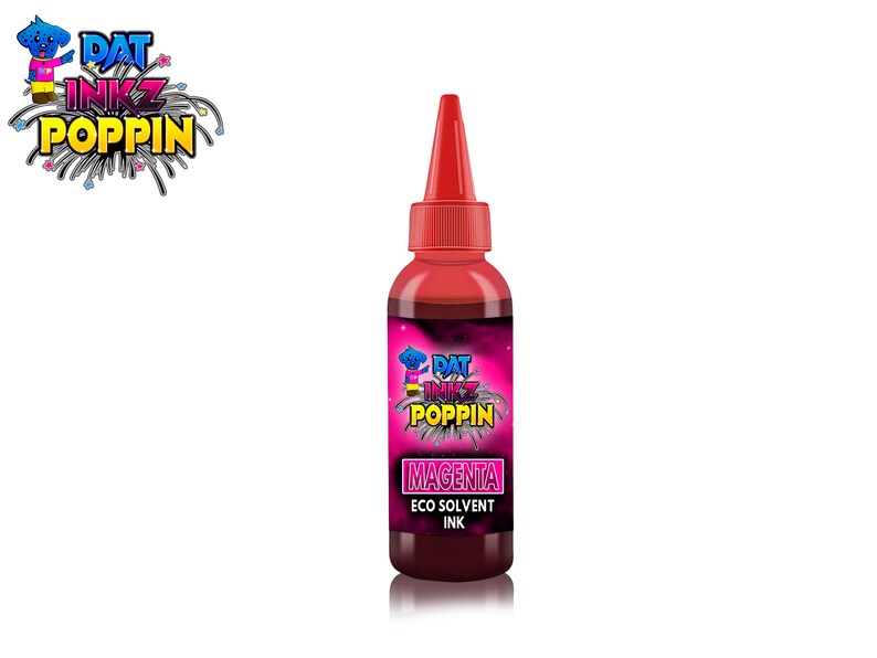 K&ouml;nnte beinhalten: Eine Flasche magentafarbene &Ouml;ko-Solvent-Tinte. Die Flasche ist rot und hat ein Etikett mit dem Text "Dat Inkz Poppin" und "Magenta Eco Solvent Ink".