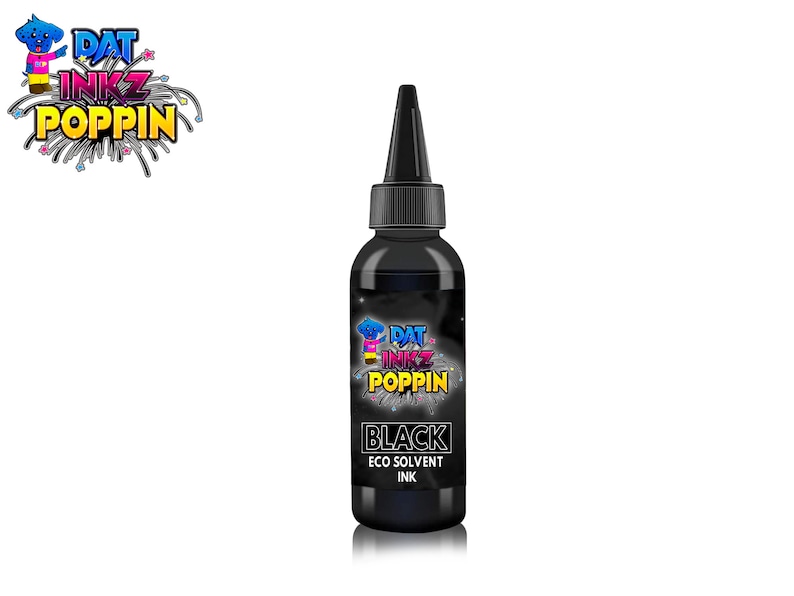 K&ouml;nnte beinhalten: Eine schwarze Flasche mit schwarzer &Ouml;ko-L&ouml;semittel-Tinte mit dem Etikett "DAT INKZ POPPIN BLACK ECO SOLVENT INK"