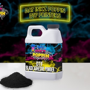 Könnte beinhalten: Eine weiße Plastikflasche mit schwarzem Deckel und einem Etikett mit der Aufschrift "DAT INKZ POPPIN DTF BLACK ADHESIVE POWDER". Die Flasche steht auf einer weißen Oberfläche neben einem Haufen schwarzem Pulver.