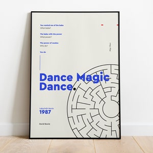 Può includere: Un poster incorniciato in nero con sfondo bianco e un design a labirinto in bianco e nero. Il testo "Dance Magic Dance" è in lettere blu. Il testo "Labyrinth Movie 1987 David Bowie" è in lettere nere.
