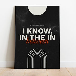 Puede incluir: Póster en blanco y negro con una cita que dice "It's easy to lose yourself. I KNOW, IN THE IN between." El póster tiene un semicírculo blanco en la parte superior y un diseño de arco abstracto blanco en la parte inferior.