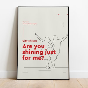 Puede incluir: Un póster minimalista en blanco y negro con una superposición de texto rojo y blanco. El texto dice "City of stars Are you shining just for me?" y se coloca sobre una silueta de una pareja bailando.
