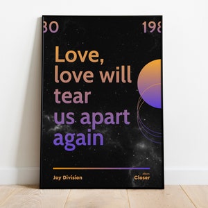 Könnte beinhalten: Schwarz-weißes Poster mit einem Galaxie-Hintergrund. Der Text "Love, love will tear us apart again" ist in einem lila und orangefarbenen Farbverlauf. Die Texte "Joy Division" und "Closer" sind in orange und lila. Das Poster ist in Schwarz gerahmt.