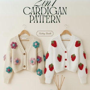 Op de afbeelding: Twee crèmekleurige gebreide vesten met een V-hals worden getoond. Eén is versierd met kleurrijke bloemenapplicaties, de andere met rode aardbeienapplicaties. De tekst "2 in 1 CARDIGAN PATTERN" staat boven de vesten.