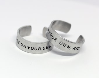 Estás solo, niño, anillo estampado a mano con mensaje oculto