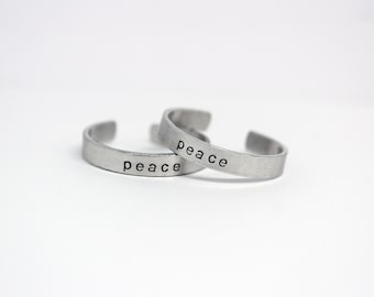Anello con messaggio nascosto / Anello segreto personalizzato / Anello regolabile inciso a mano / Regalo ispirato al folklore della pace