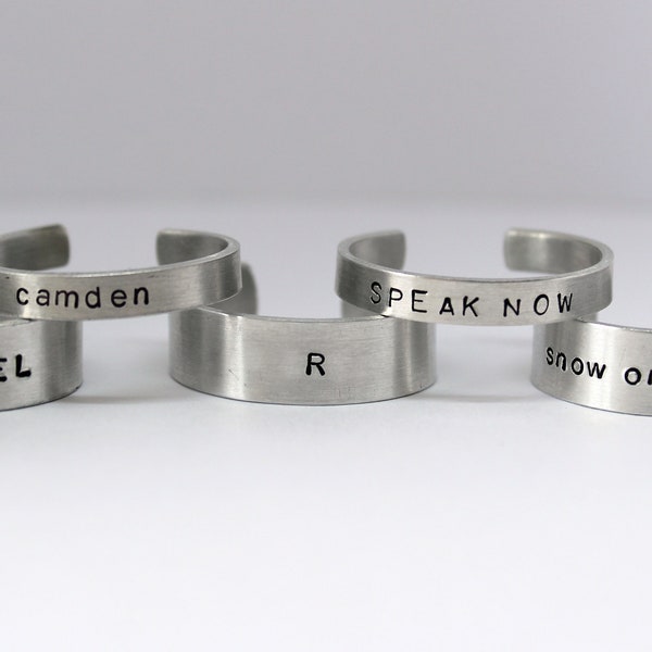 personalisierter handgestempelter Ring